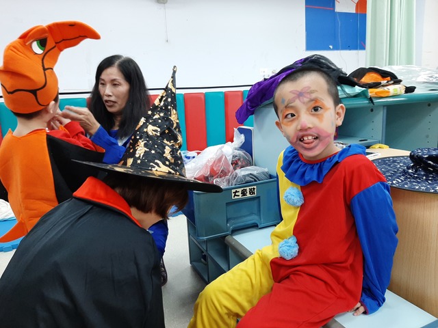 家長及老師協助小朋友裝扮