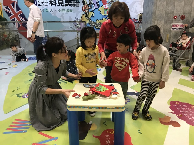 哪一項飾品比較適合聖誕美女老師呢
