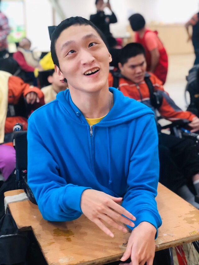 聽到音樂笑得好開心