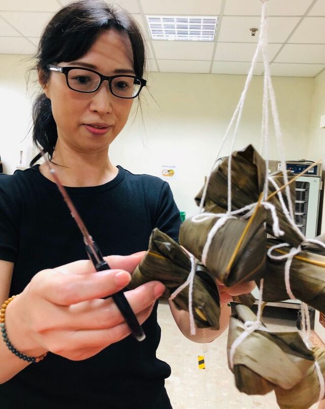 5 月惠老師認真在整理粽子