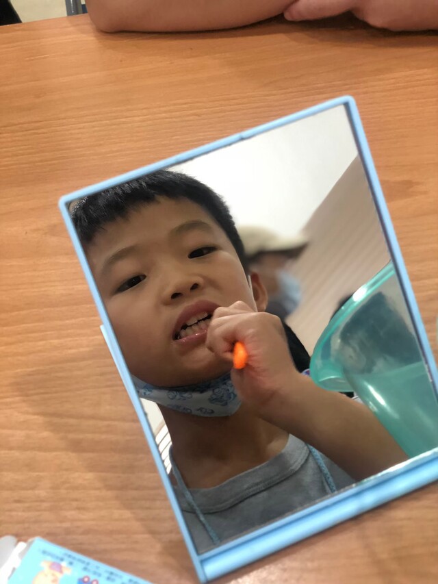 照鏡子刷牙會更乾淨哦