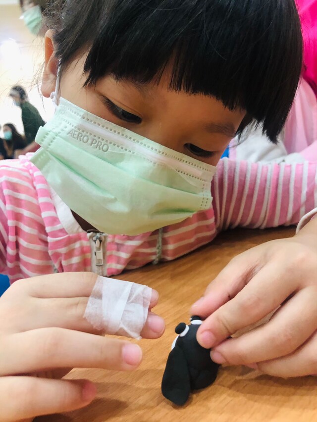 認真捏企鵝