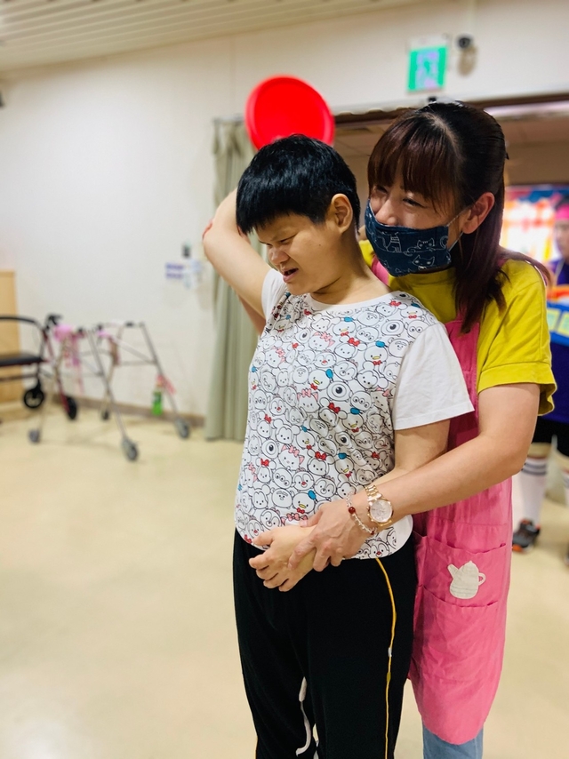 老師引導院生丟出飛盤