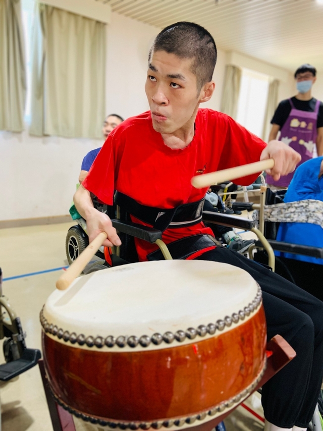 院生帥氣擊鼓開場