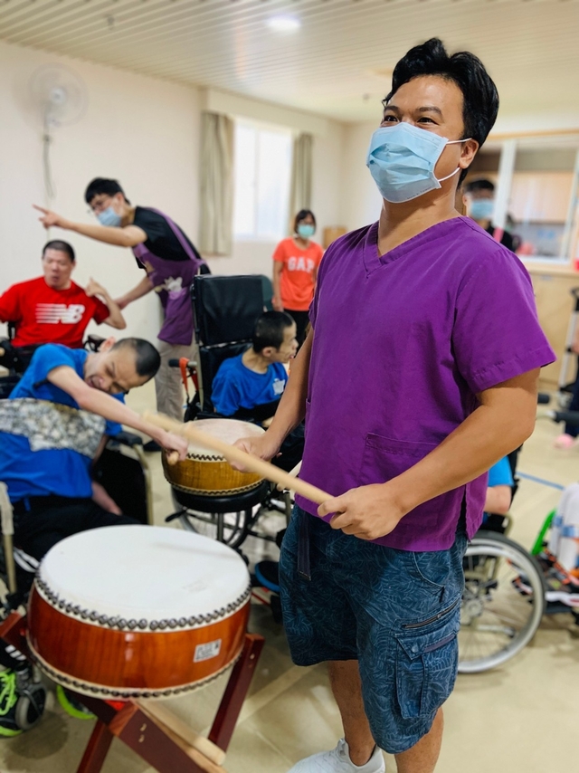 復健組帥哥打鼓