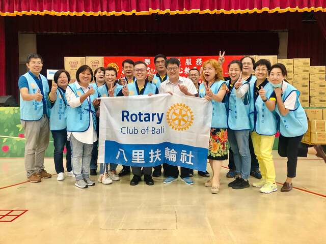 八里扶輪社大合照