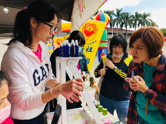 月惠老師向民眾細心解說防護手作商品