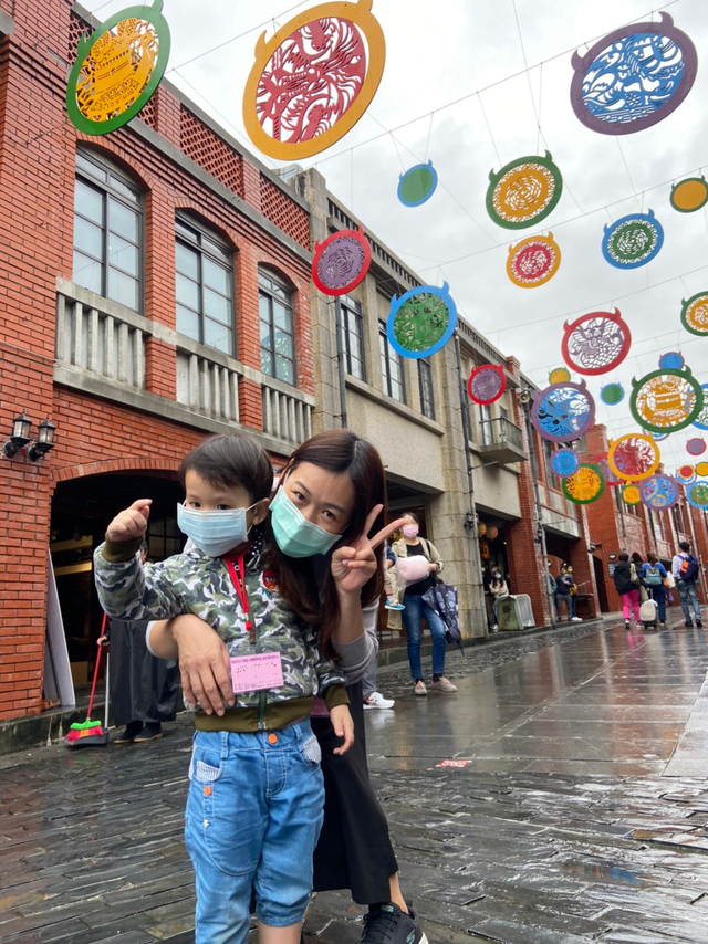 與美麗街景合照
