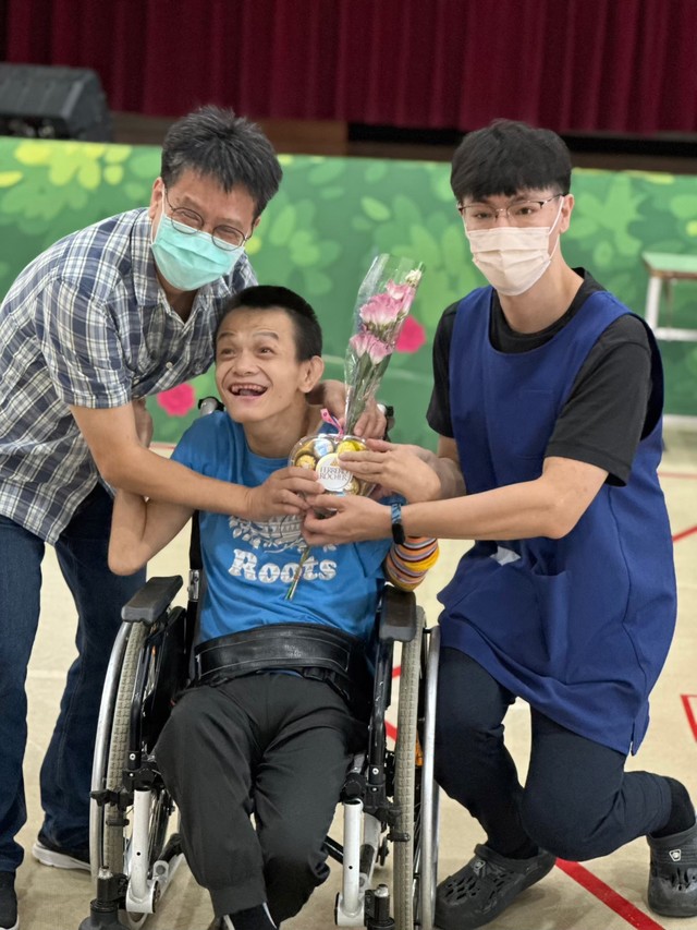 院長頒獎給得獎工作人員2