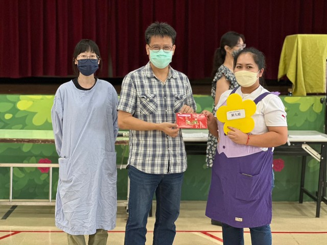 院長頒獎給得獎工作人員3