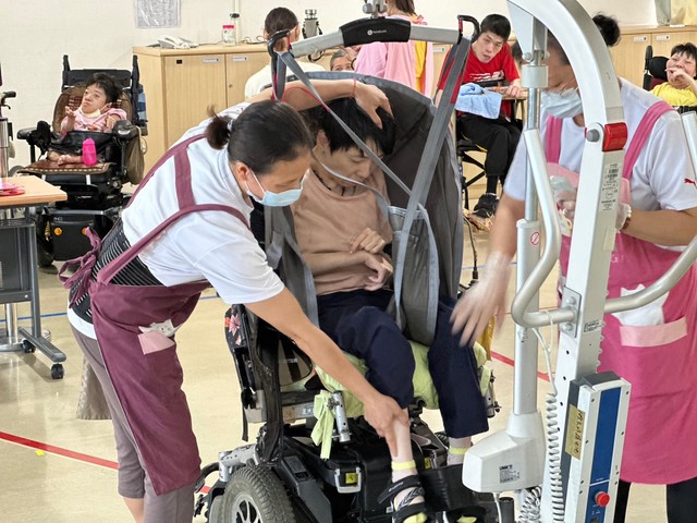 參賽人員使用移位機替服務對象轉移位