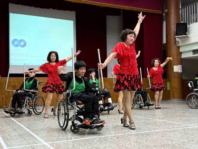 院生小瑄(左1)開心跳著韓國流行舞曲「APT」表演輪標舞
