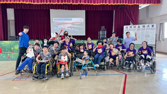 八里愛心教養院院生開心地拿著獎狀合影