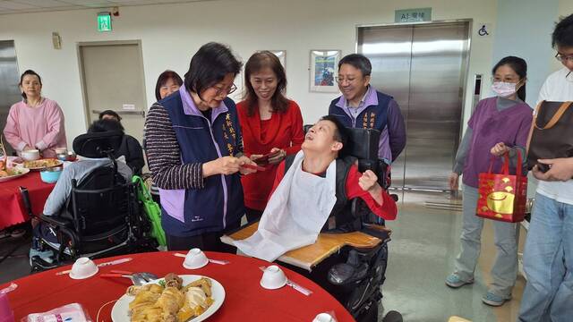 社會局局長李美珍與主任秘書黃逢明蒞臨春酒活動，由院長劉文湘帶領局長及主秘關懷服務對象，並為服務對象發送福袋