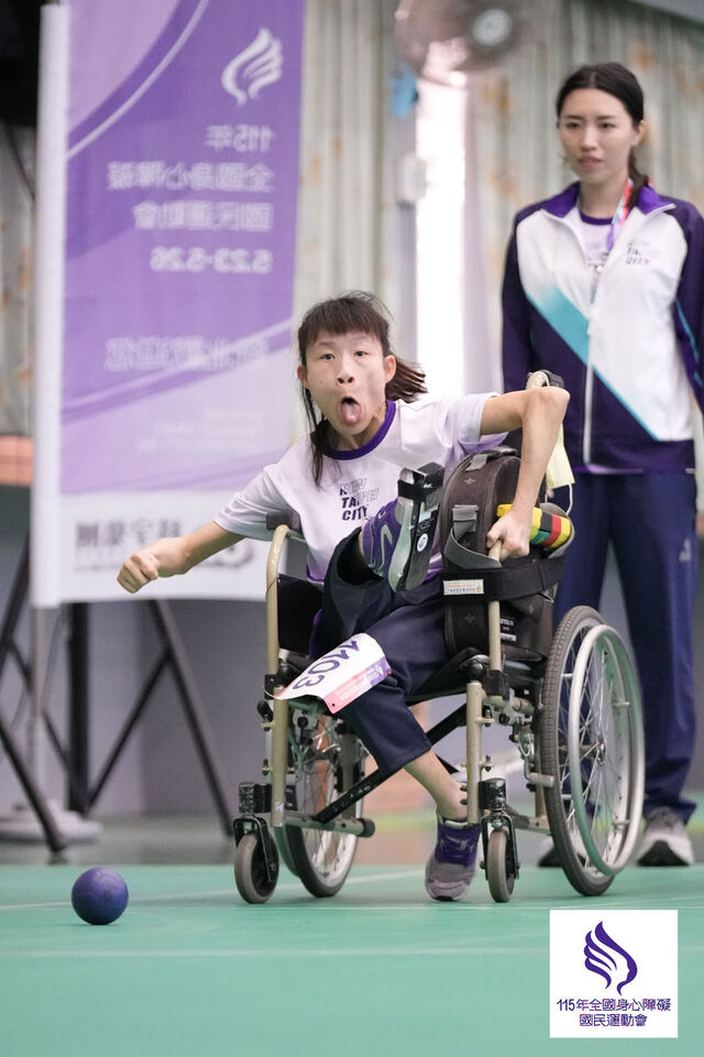 肢體有高張力的許佩珊於團體賽中瞄準球後用腳奮力一踢(全障運大會提供)