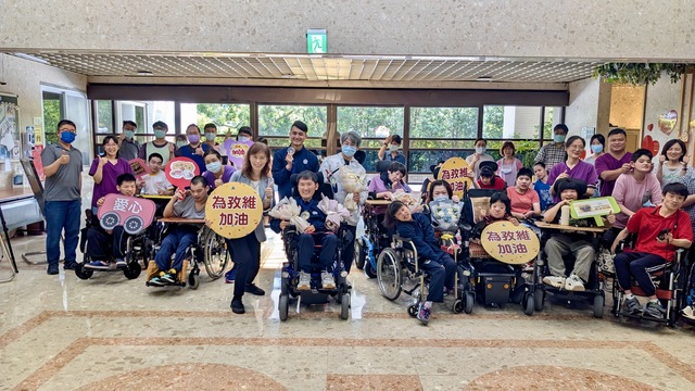 八里愛心教養院為國手加油