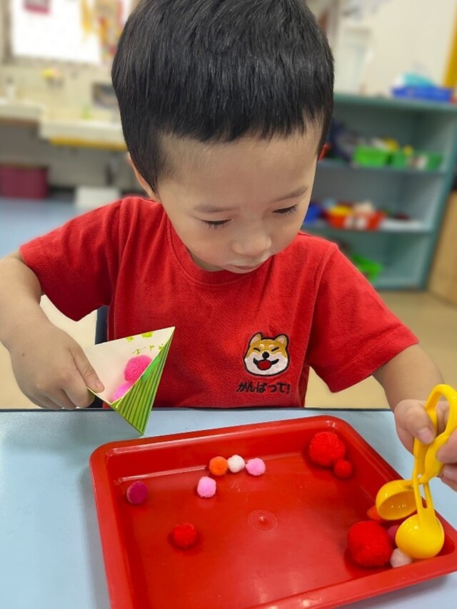 寶貝試著控制小夾子，製作料最多的大粽子!