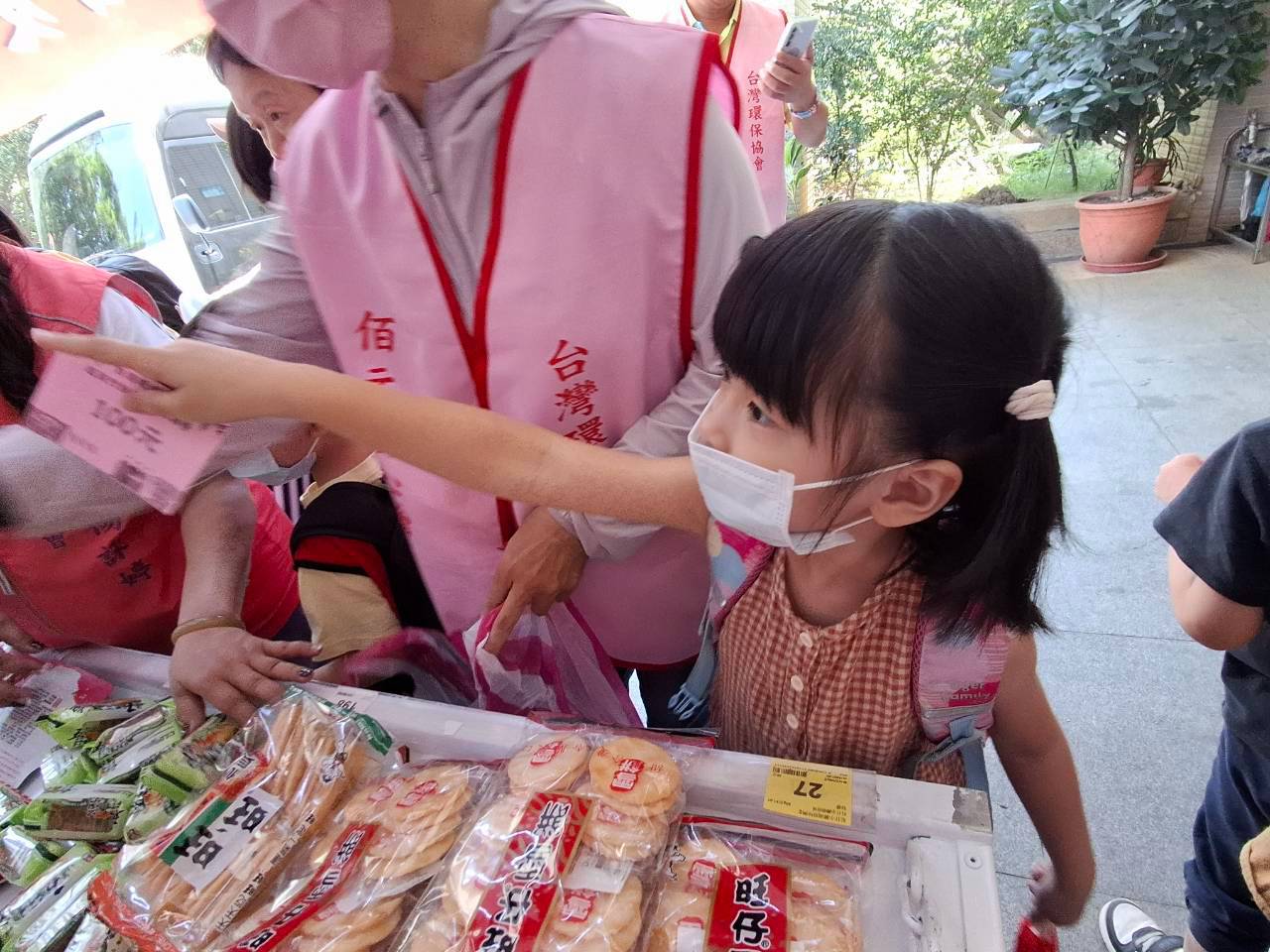 「行動柑仔店」 開進八里愛心教養院