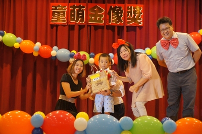 13中華民國文教產業發展協會致贈禮物給畢結業生