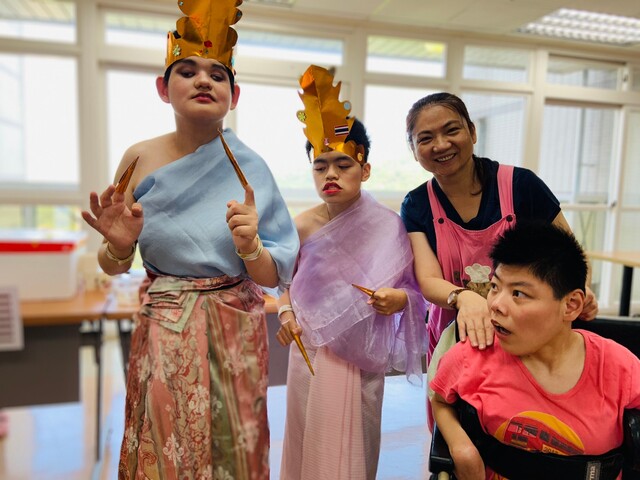 5 清風軒院生穿自製泰國傳統服裝與歡喜軒合照