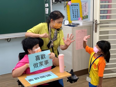八里愛心教養院院生小如（左1）擔任生命故事繪本關主 與長坑國小同學互動熱絡