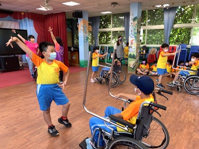 長坑國小的同學看到院生的輪標舞舞出浪漫華爾滋 也下場體驗