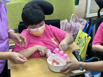 八里愛心教養院院生學習製作一口飯糰