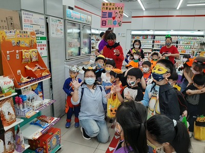 三重日托慢飛天使與威妮斯特堡幼兒園到光復路一家超商搗蛋討糖吃