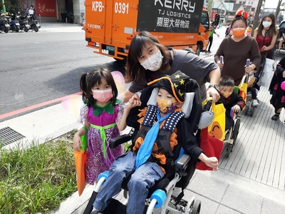 威妮斯特堡小朋友家長協助推著慢飛天使一起融合踩街搗蛋