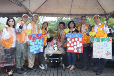 國際獅子會300A2區贊助遊動物園 玻璃娃娃小雪特別用輕黏土捏了一隻貓熊 院生也做了集氣祝福卡 希望團團趕快好起來