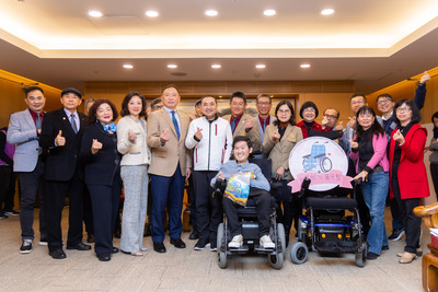 亞式股份有限公司以及新北市單車網路扶輪社捐贈八里愛心教養院生獎助學金以及特製電動輪椅