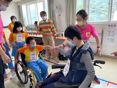 院生阿錚(右1)開心與同學輪椅接力大賽