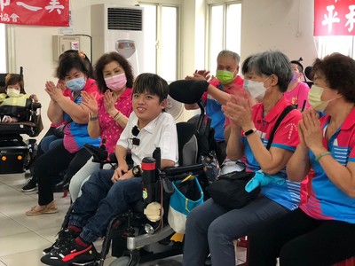 患有裘馨氏肌肉失養症的小霖（中）勇敢分享自己的生命故事 贏得志工們的鼓勵