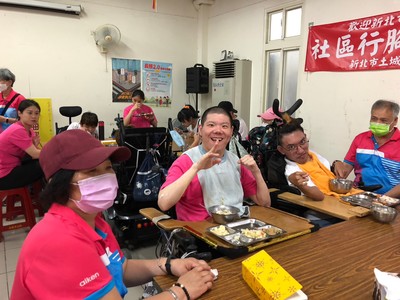 疫情解封後 八里教養院生到土城平和社區開心共餐