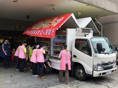 由台灣環保協會贊助的「行動柑仔店」專程開車上山++為八里愛心教養院生舉辦購物趣活動