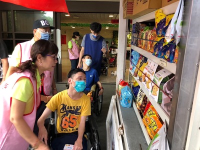 院生在志工阿姨的協助下++開心地購物