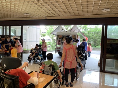八里愛心教養院院生排隊光顧行動柑仔店