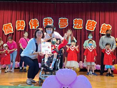 新北市社會局副局長許秀能頒發畢業證書給慢飛天使