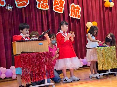 三峽日托中心畢業生祐祐（左）和同學一起表演奧福音樂