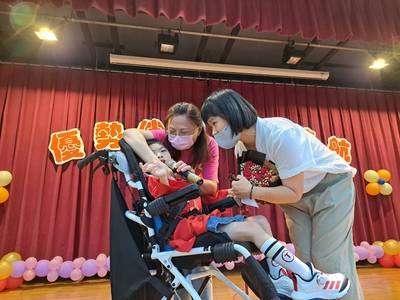 三重日托瑞瑞的媽媽代表家長致詞後++瑞瑞獻花給媽媽++並說媽媽我愛你++令現場來賓感動
