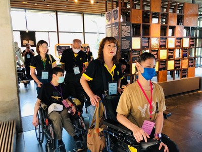 八里扶輪社社友以一對一方式陪伴院生參訪鶯歌陶博館