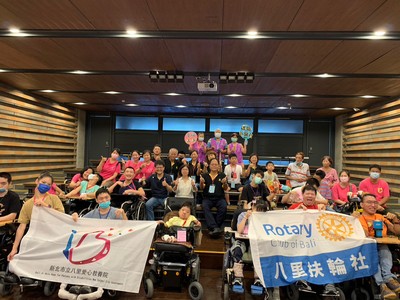 八里扶輪社社友贊助並陪伴教養院生參訪鶯歌陶博館