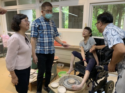 小珊聽到眾人對她的讚美++既開心又害羞++左2為指導老師張耀全++左1為新北市社會局副局長許秀能