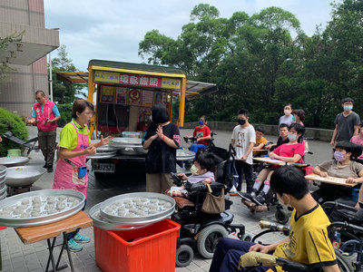 林波和太太靳寶儀開著二手貨車到八里愛心教養院教作饅頭++並現場用蒸籠蒸熟