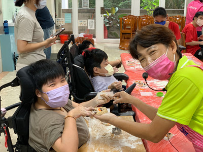 院生在饅頭上用葡萄乾和不同顏色的麵條作成笑臉