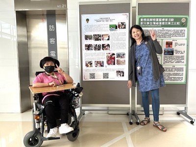 小如(左)與臺灣園藝輔助治療協會理事長張博然一同和獲獎論文合影留念