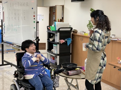 小如(左一)與園藝治療師分享園藝輔療社團上課心得