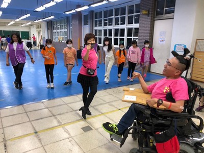院生小傑(右1)擔任輪標舞老師助手，教導學生體驗輪標舞