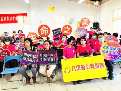 八里愛心教養院「生命之美」巡迴列車活動前往土城平和社區，與社區志工們共學、共餐。