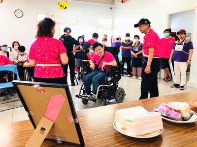 重度障礙院生阿德(中)開心「圓夢」，與志工們一起演出行動劇。